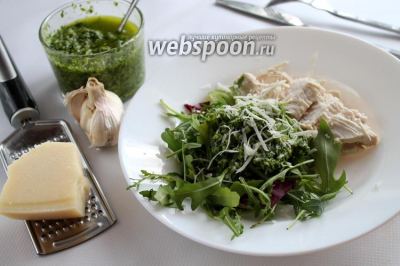 Салат из рукколы с соусом песто 