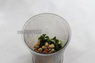 Салат из рукколы с соусом песто 