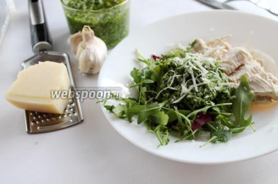 Салат из рукколы с соусом песто 